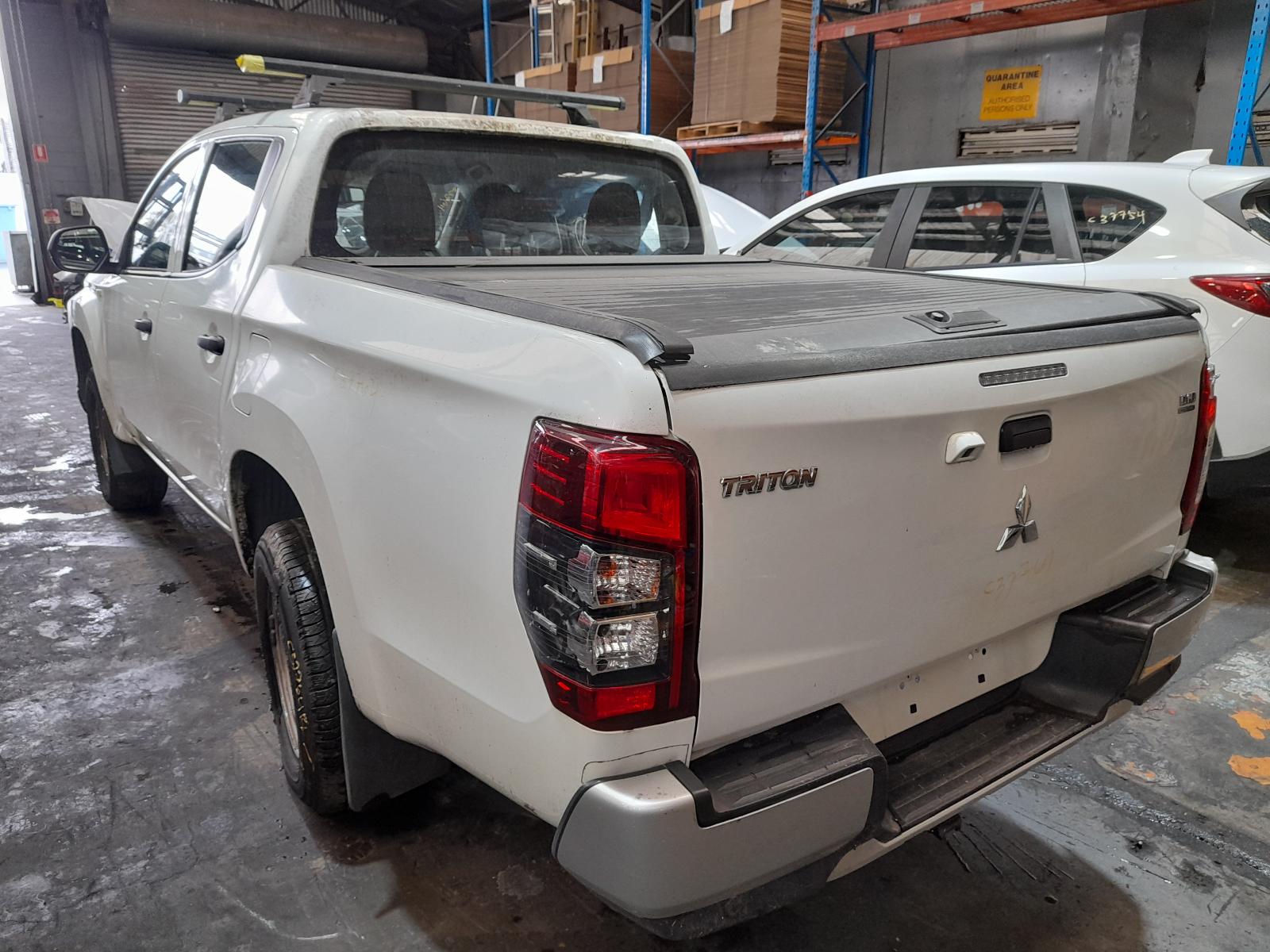 View Auto part Console Mitsubishi Triton 2020