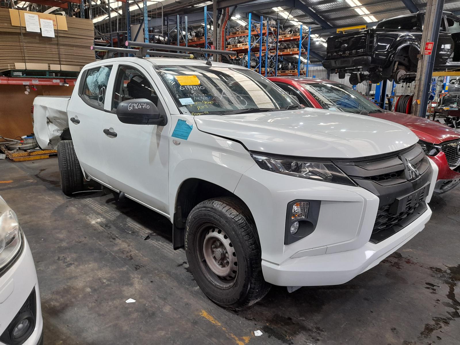 View Auto part Console Mitsubishi Triton 2020