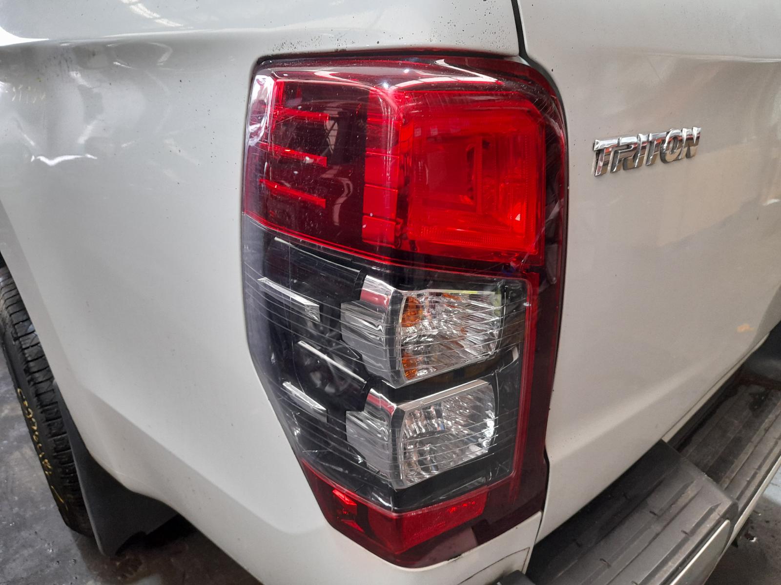 View Auto part Console Mitsubishi Triton 2020
