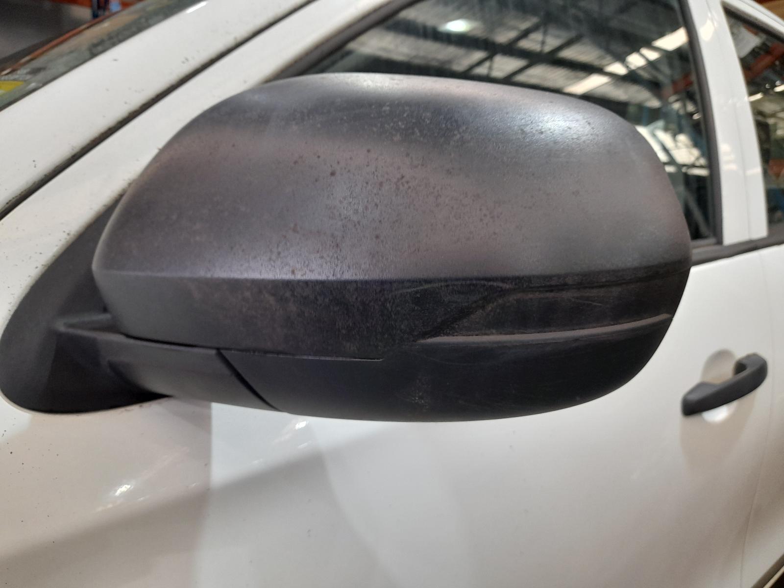 View Auto part Console Mitsubishi Triton 2020