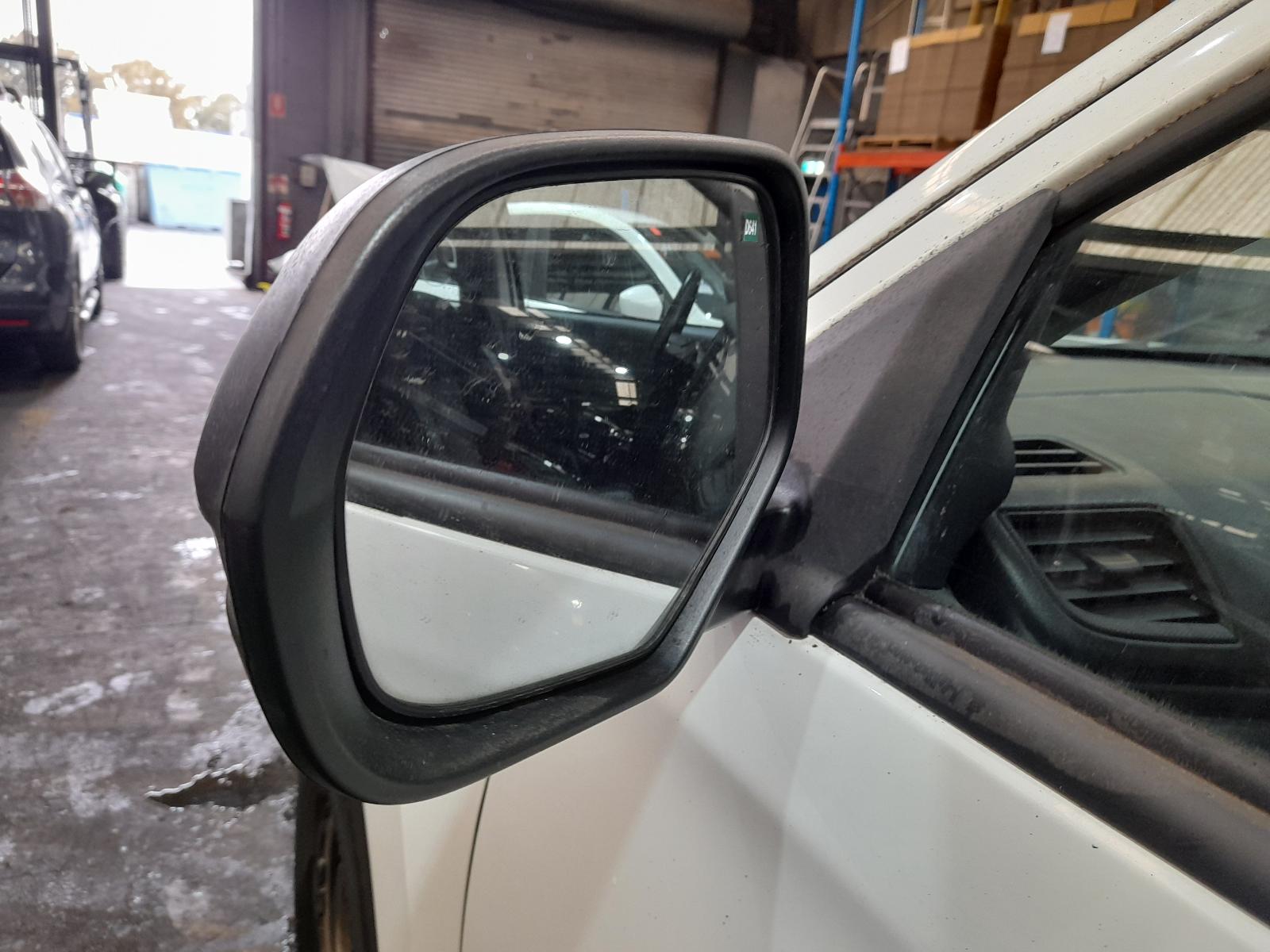 View Auto part Console Mitsubishi Triton 2020