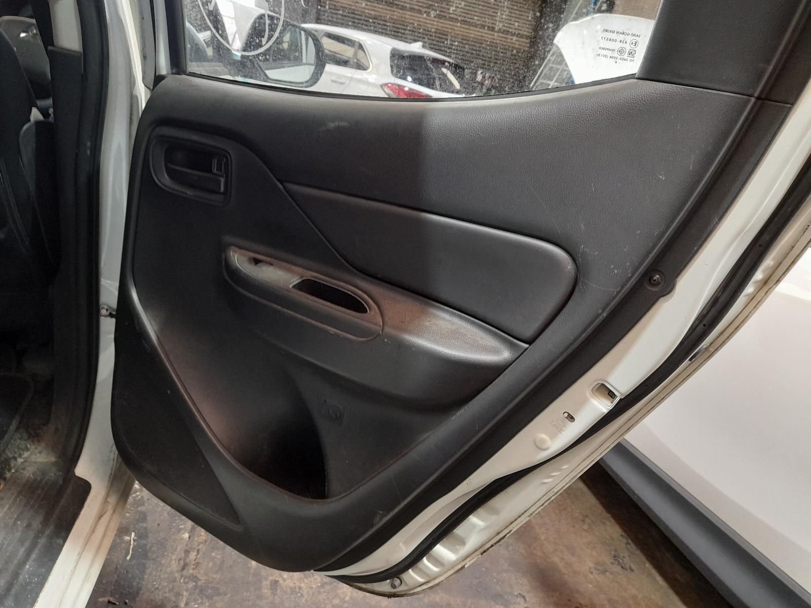 View Auto part Console Mitsubishi Triton 2020