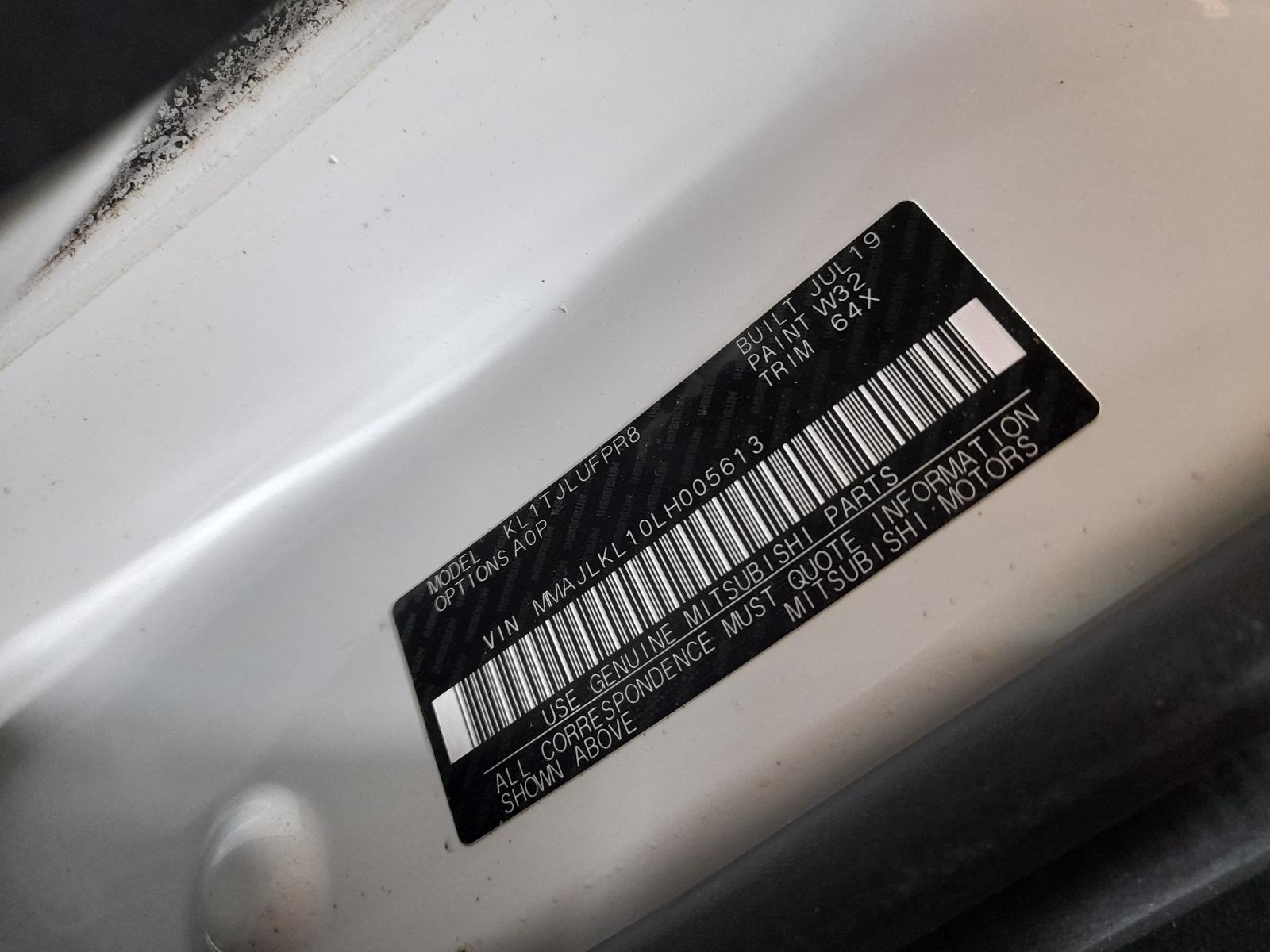 View Auto part Console Mitsubishi Triton 2020
