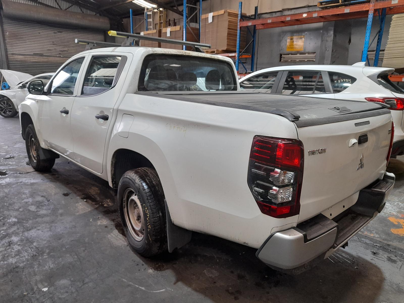 View Auto part Console Mitsubishi Triton 2020