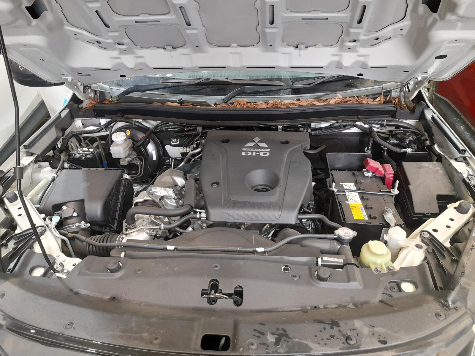 View Auto part Console Mitsubishi Triton 2020