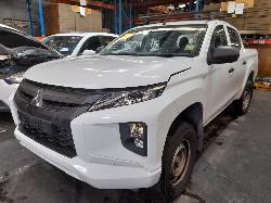 View Auto part Console Mitsubishi Triton 2020