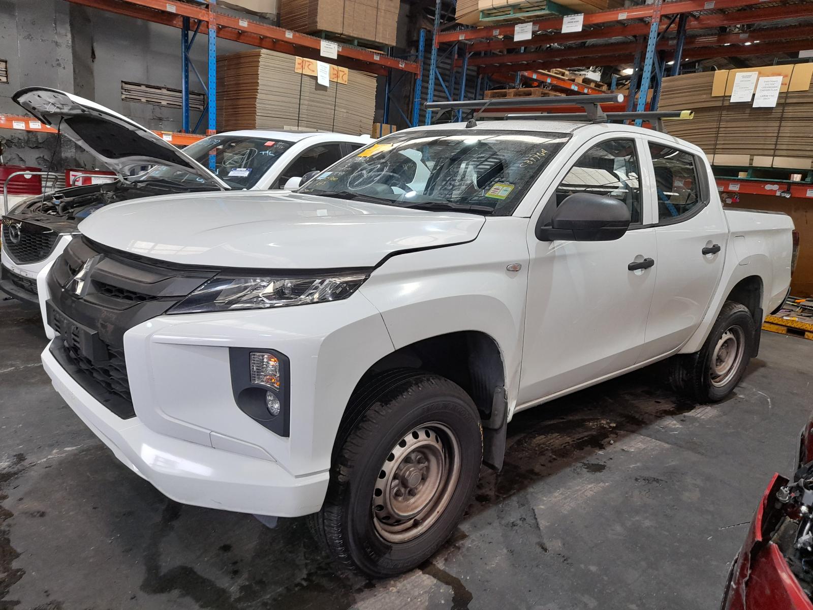 View Auto part Console Mitsubishi Triton 2020