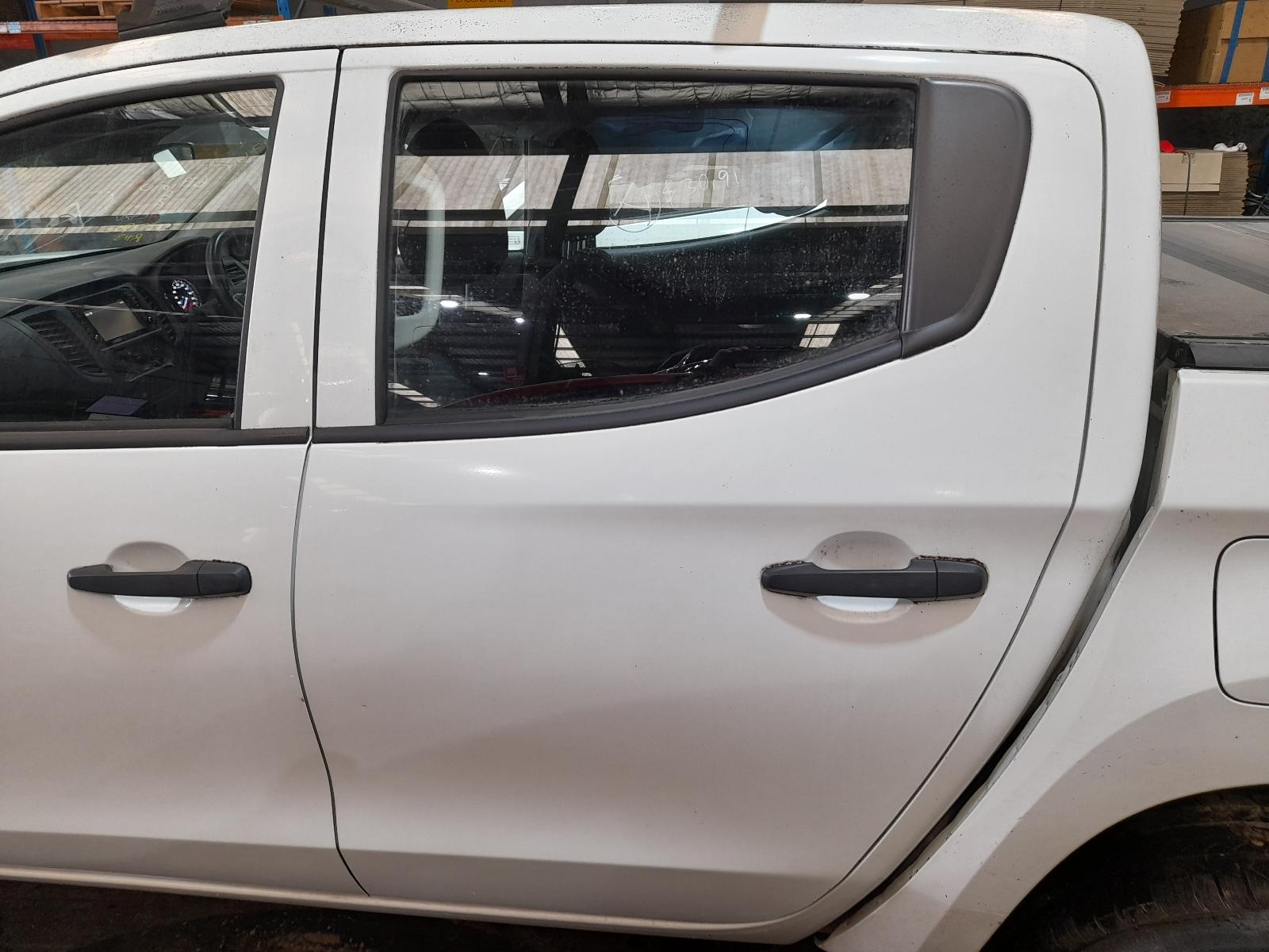 View Auto part Console Mitsubishi Triton 2020
