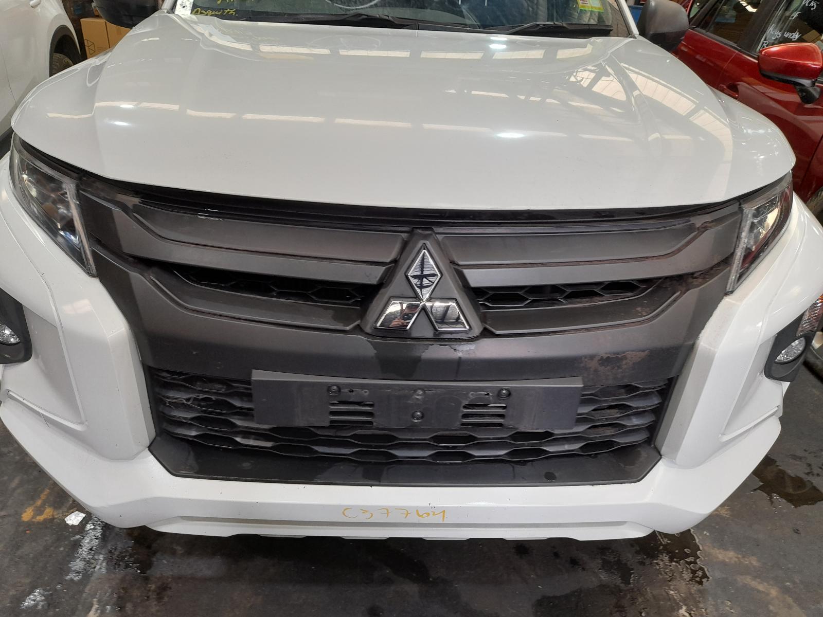 View Auto part Console Mitsubishi Triton 2020