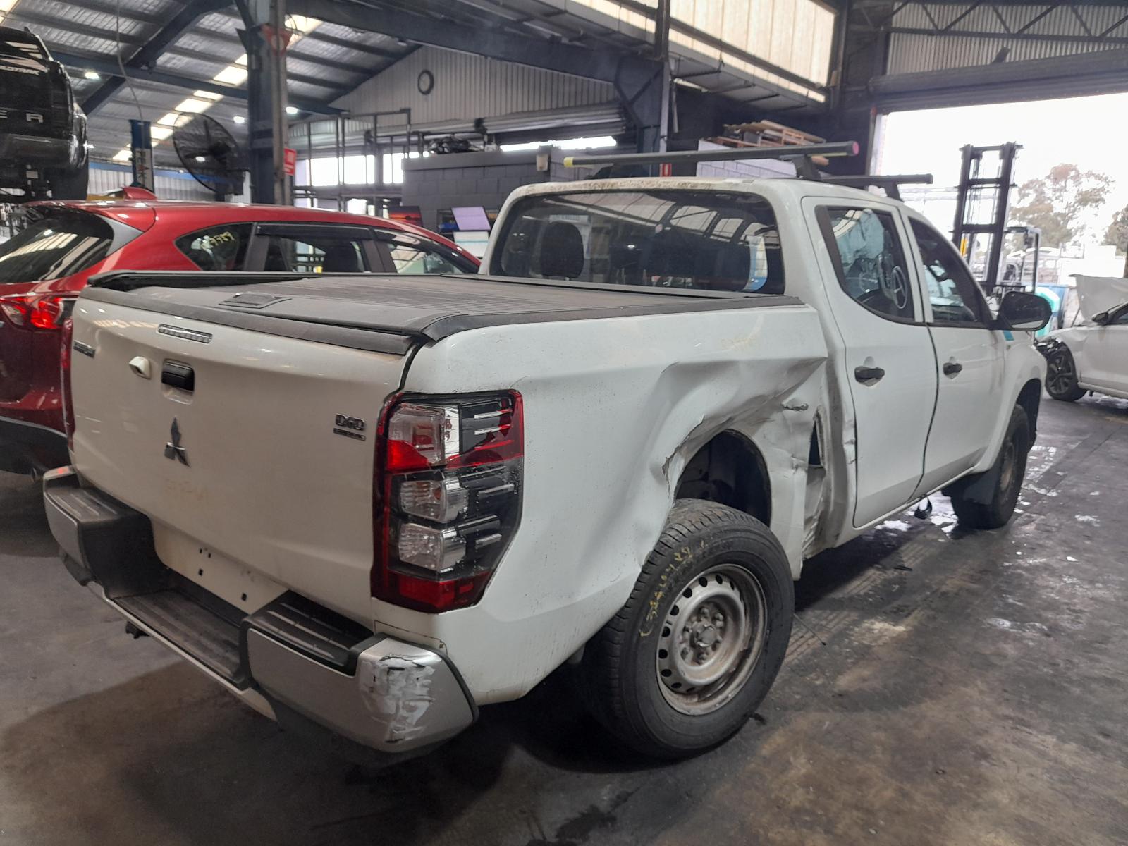 View Auto part Console Mitsubishi Triton 2020