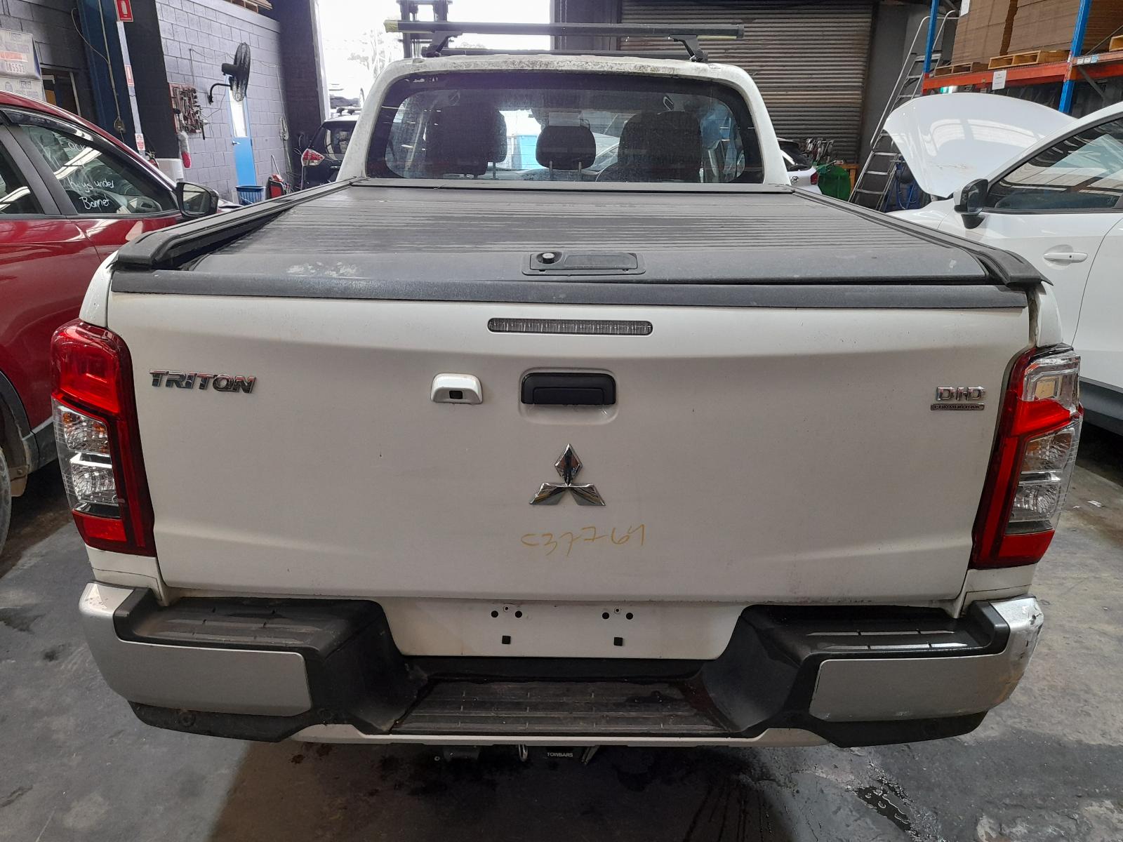 View Auto part Console Mitsubishi Triton 2020