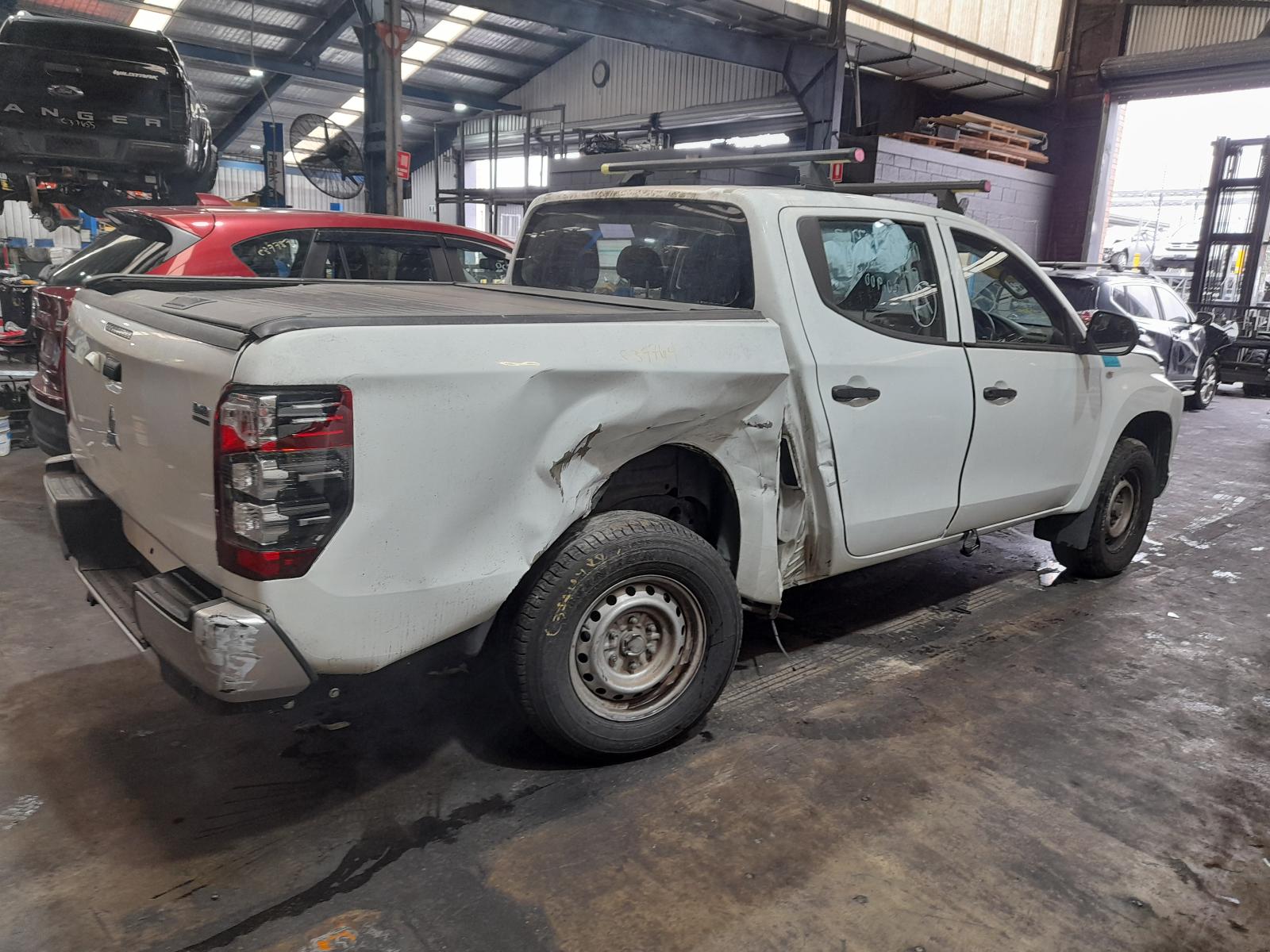 View Auto part Console Mitsubishi Triton 2020