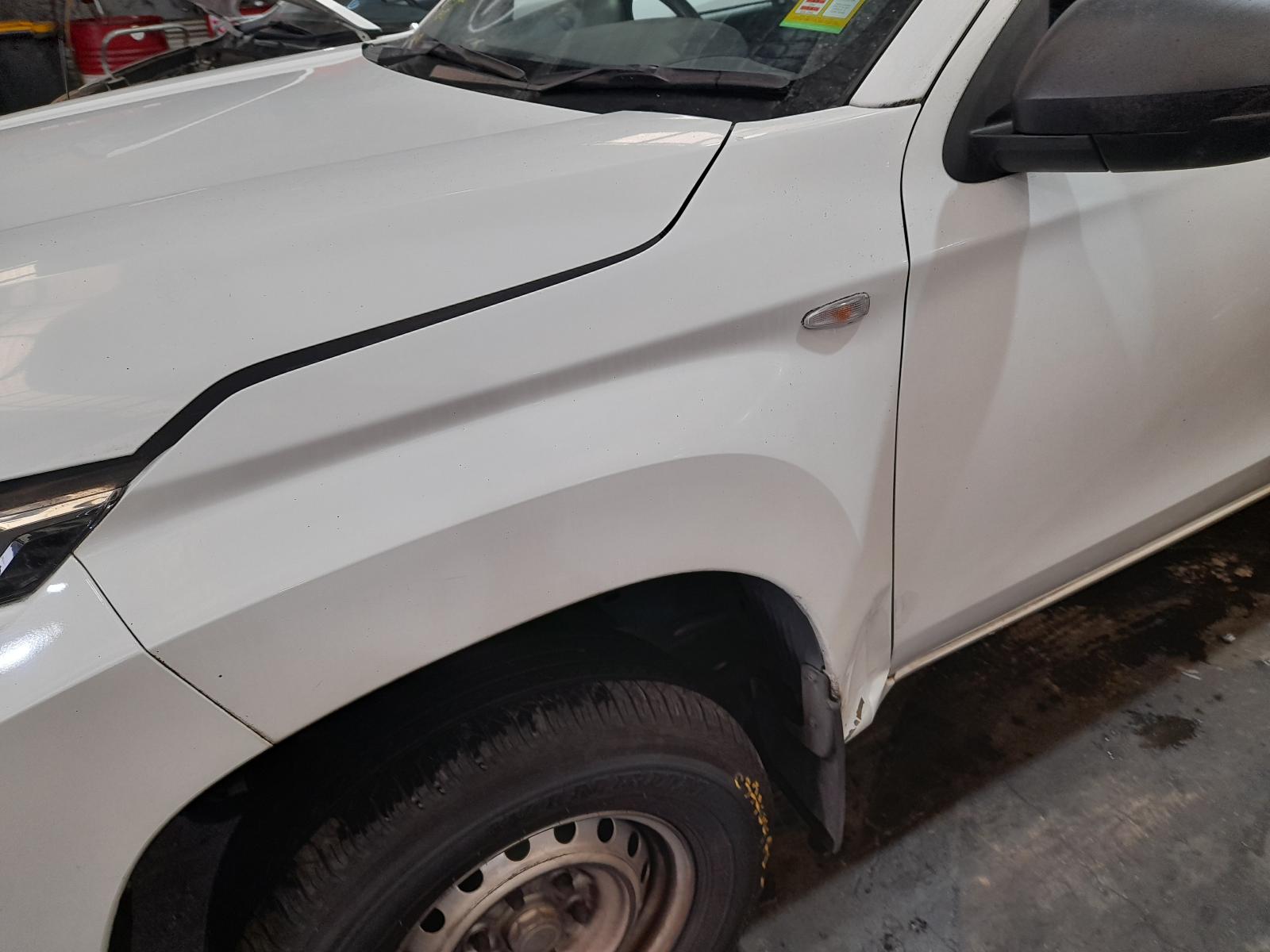 View Auto part Console Mitsubishi Triton 2020