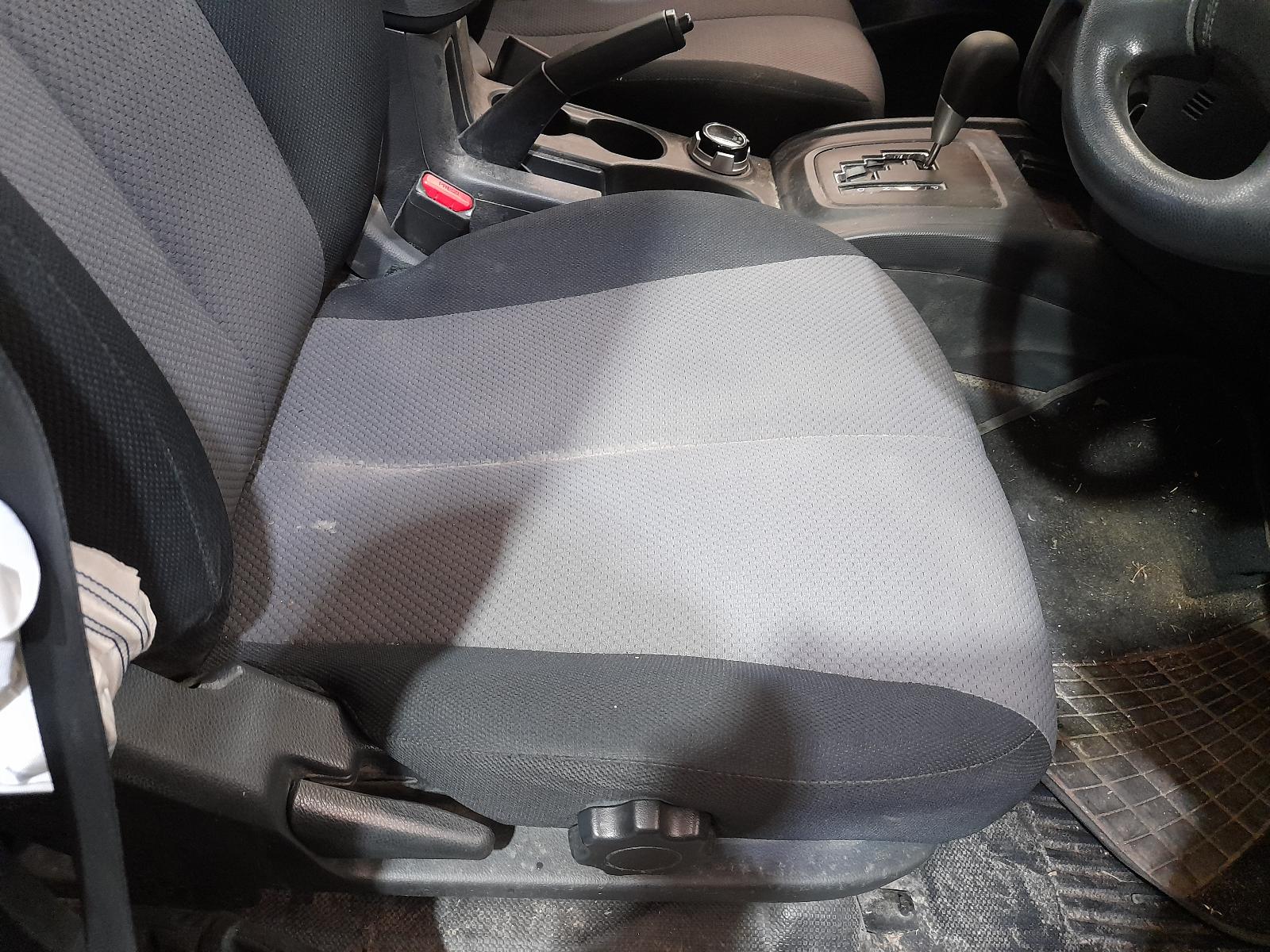View Auto part Console Mitsubishi Triton 2020