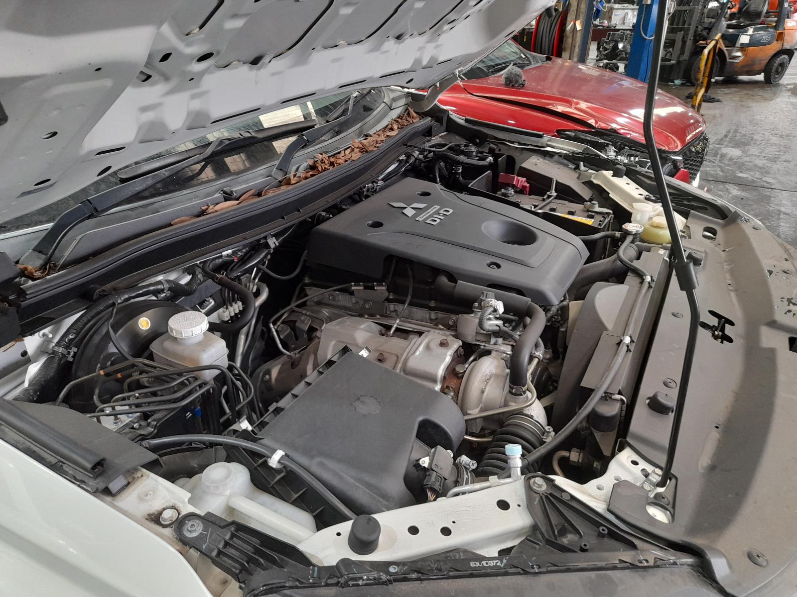 View Auto part Console Mitsubishi Triton 2020