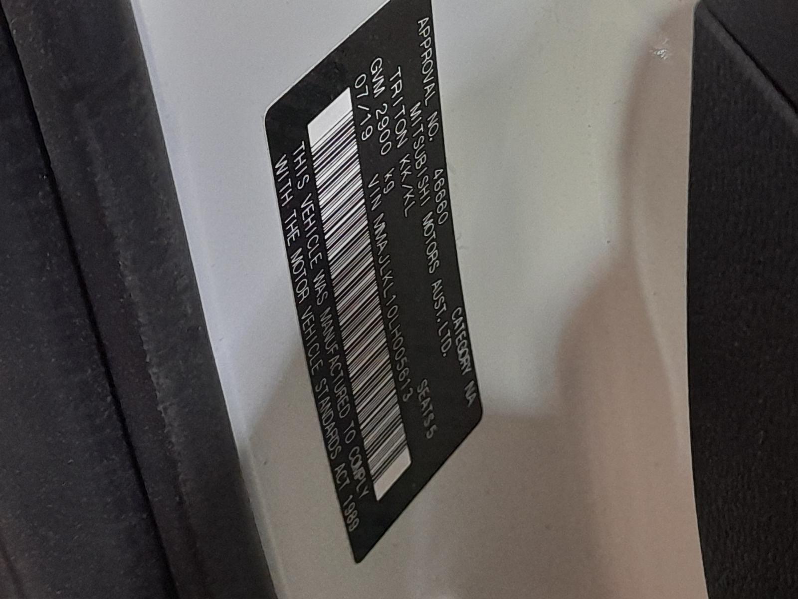 View Auto part Console Mitsubishi Triton 2020