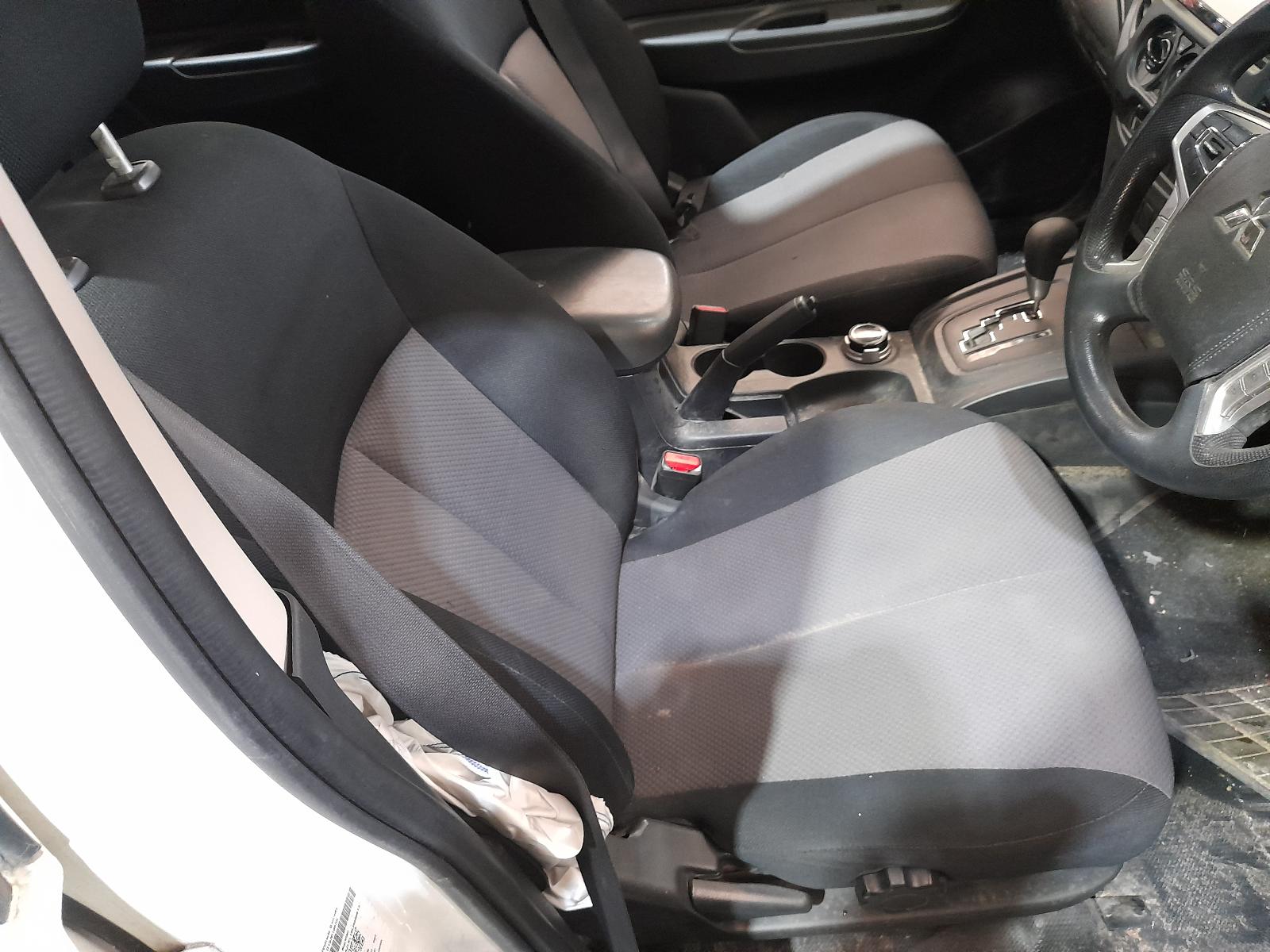 View Auto part Console Mitsubishi Triton 2020