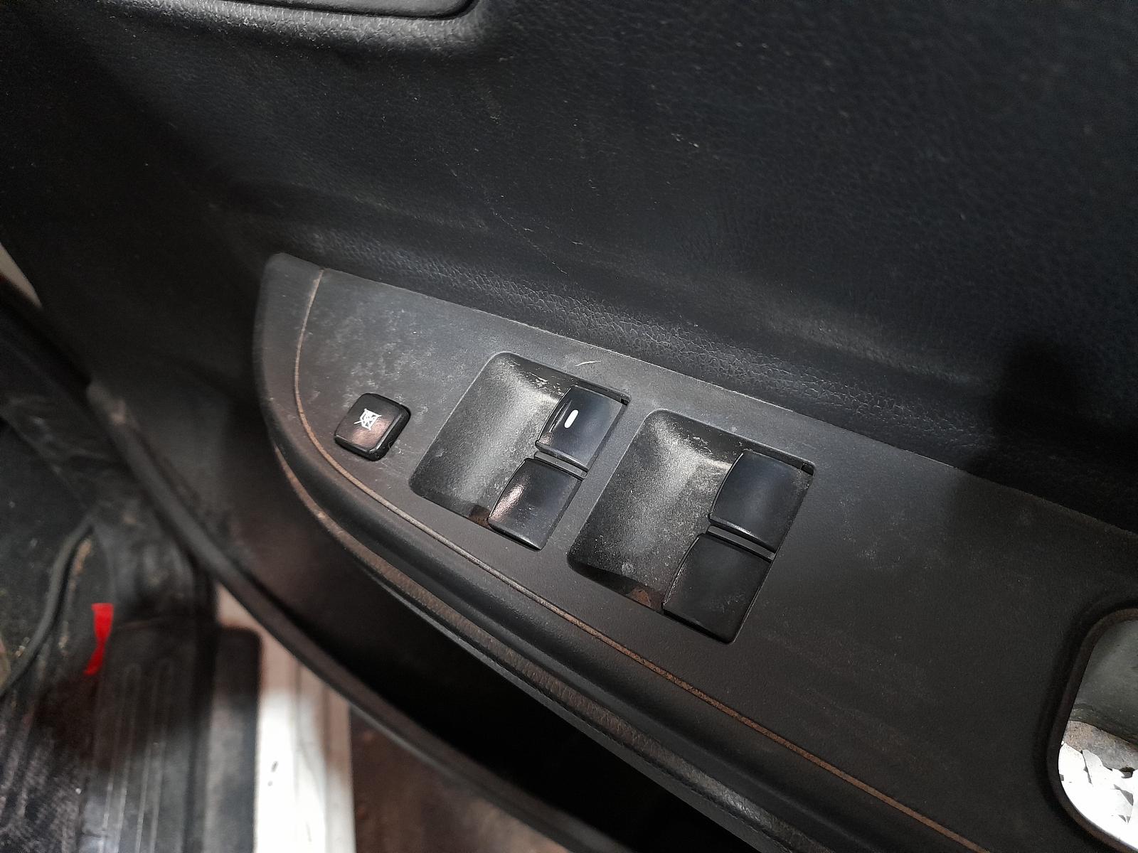 View Auto part Console Mitsubishi Triton 2020