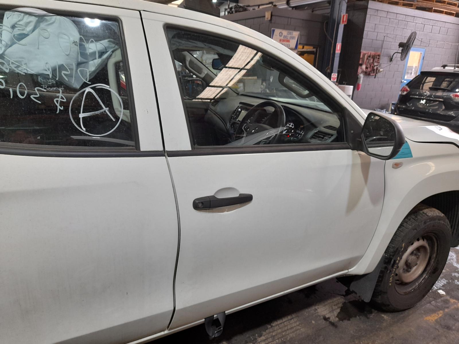 View Auto part Console Mitsubishi Triton 2020