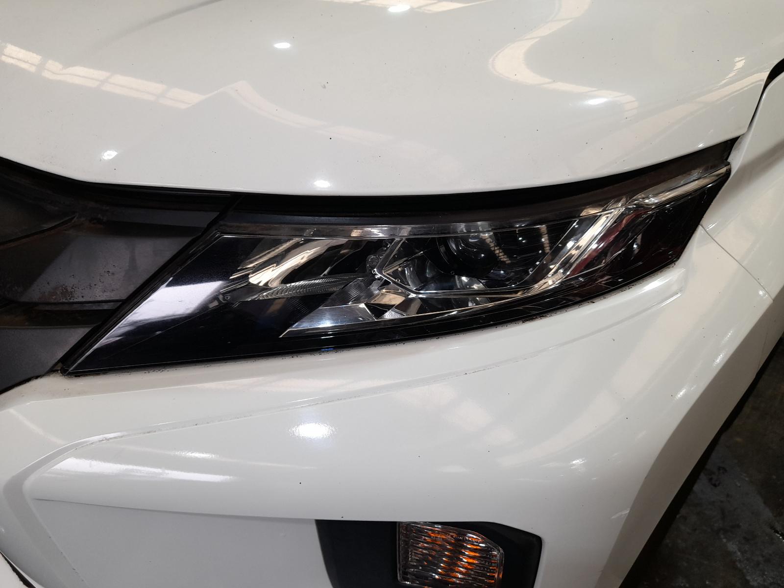 View Auto part Console Mitsubishi Triton 2020