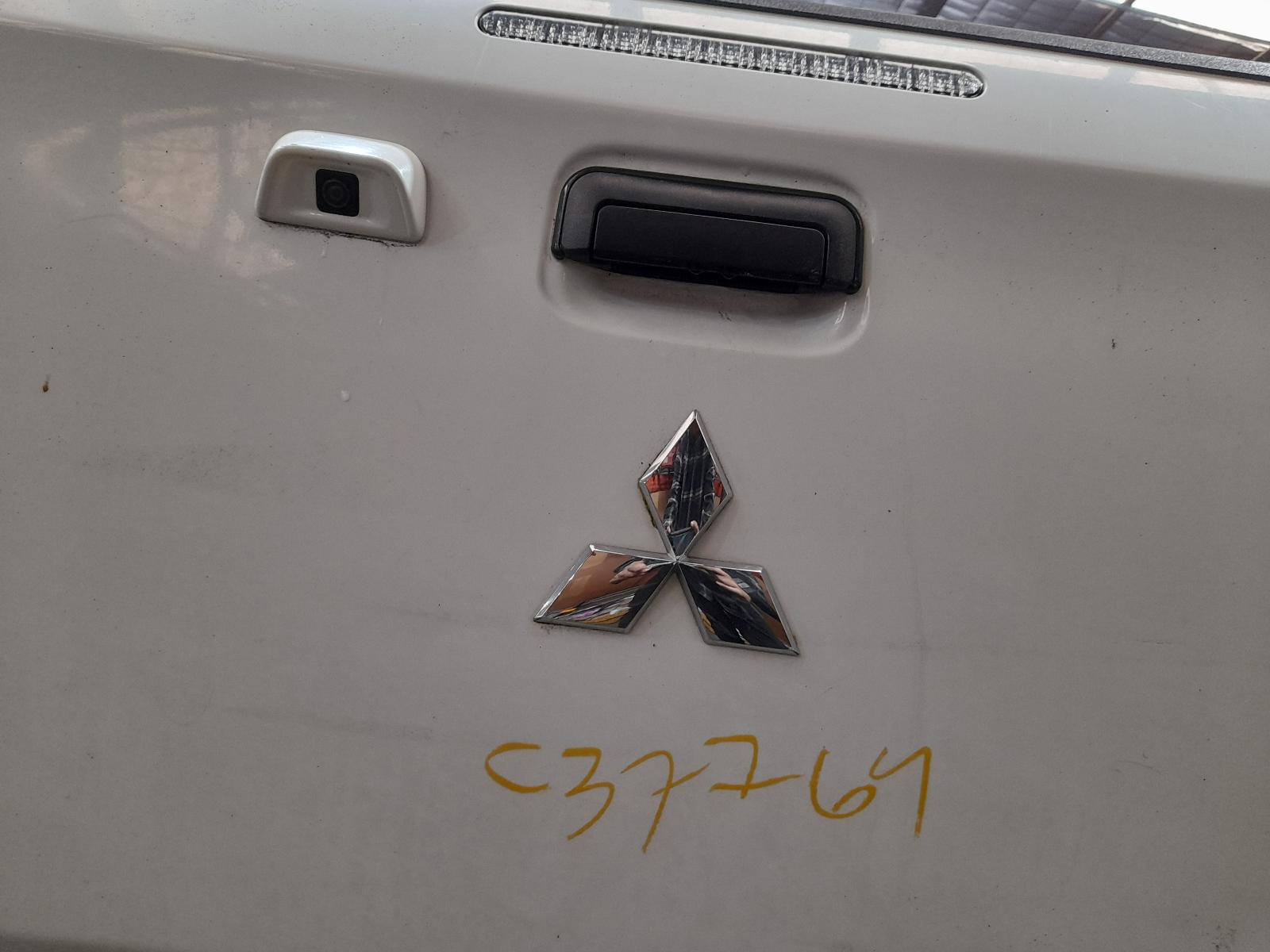 View Auto part Console Mitsubishi Triton 2020