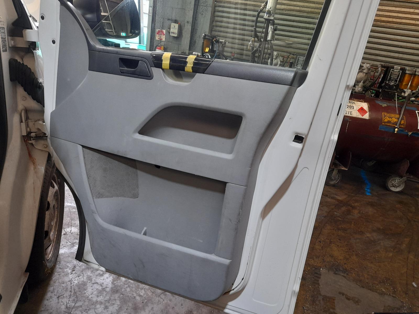 View Auto part Right Front Hub Assembly Volkswagen Transporter 2014