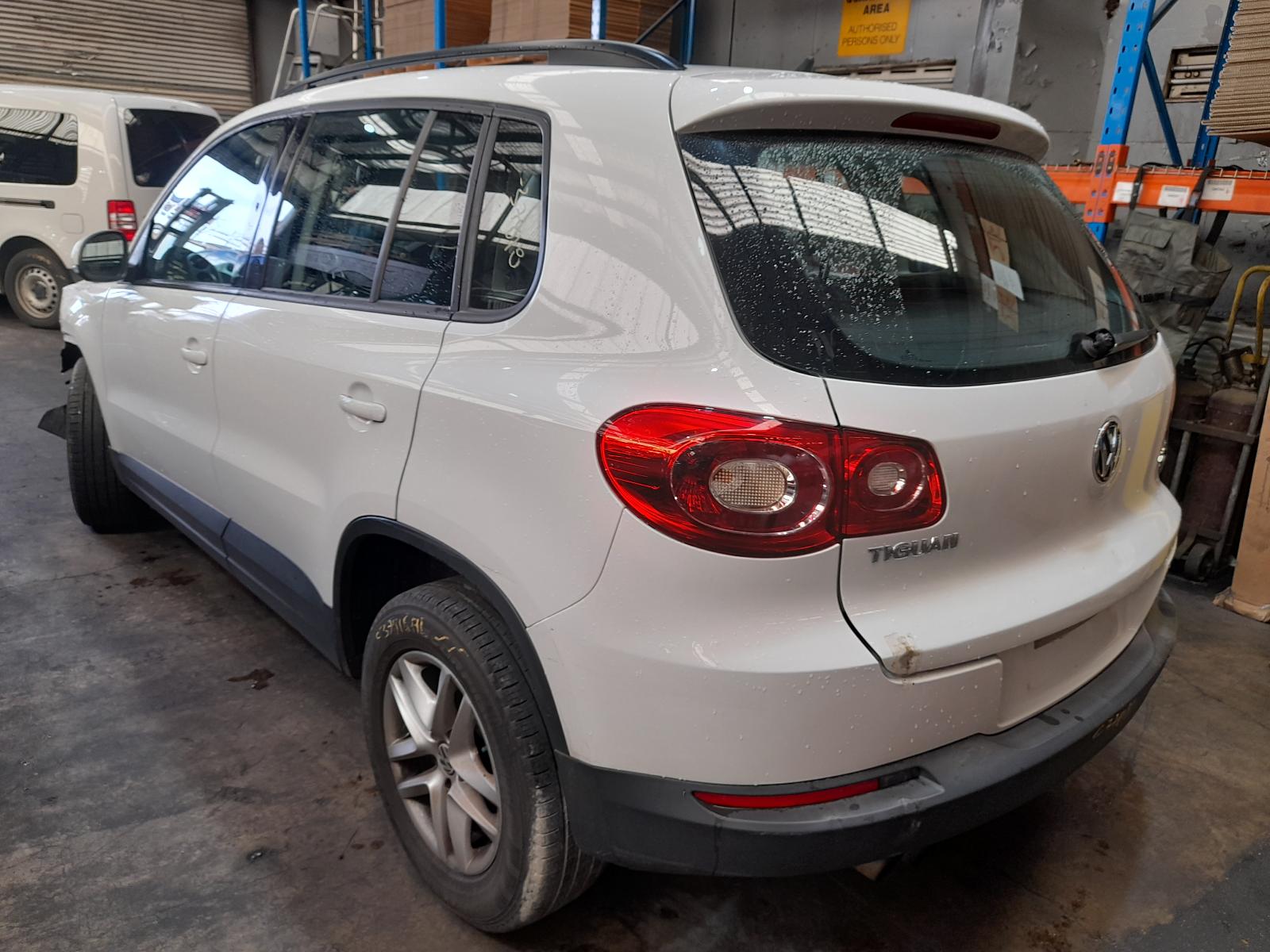 View Auto part Right Front Door Window Volkswagen Tiguan 2010
