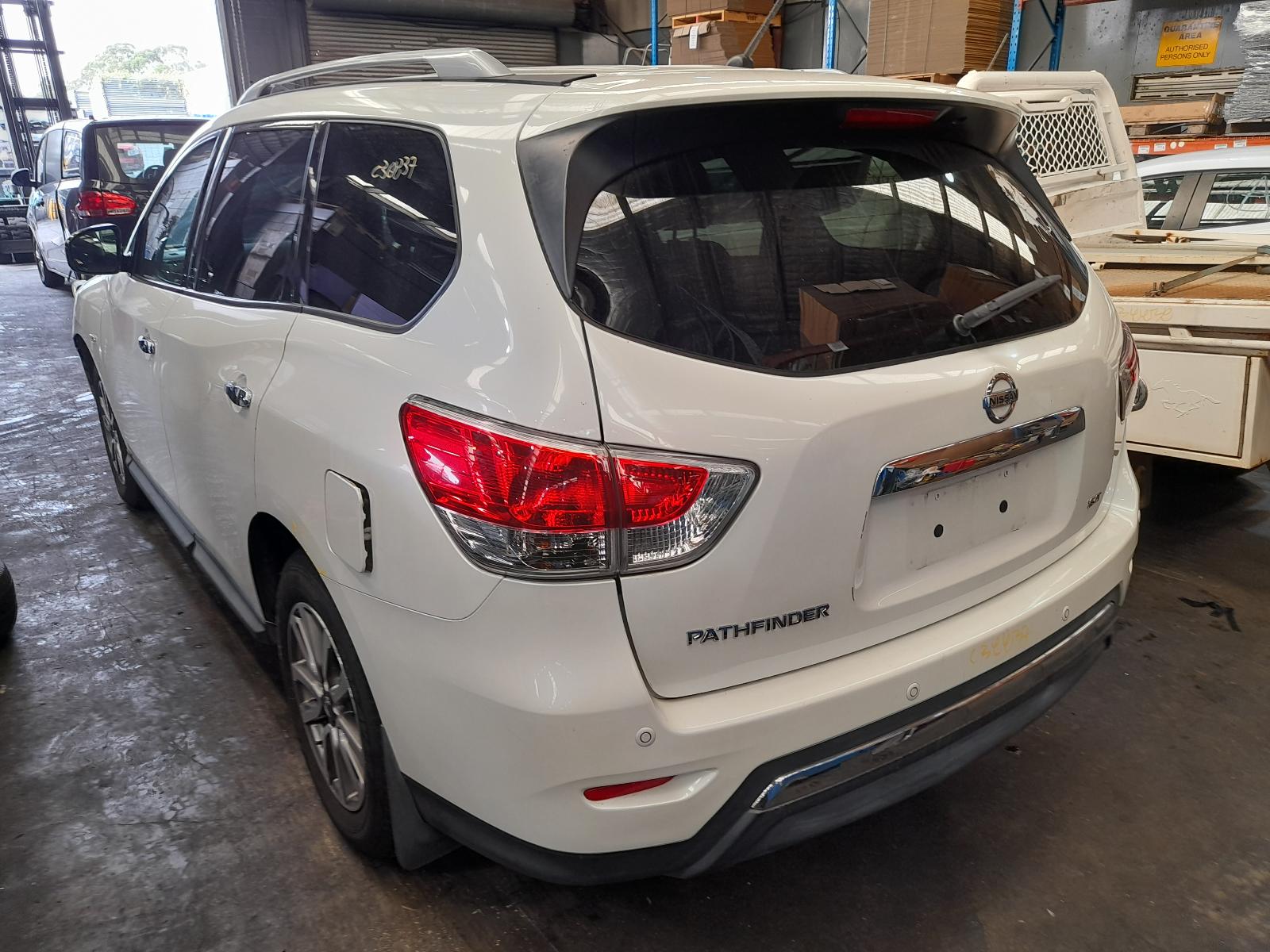 View Auto part Rear/Tailgate Glass Nissan Pathfinder 2015