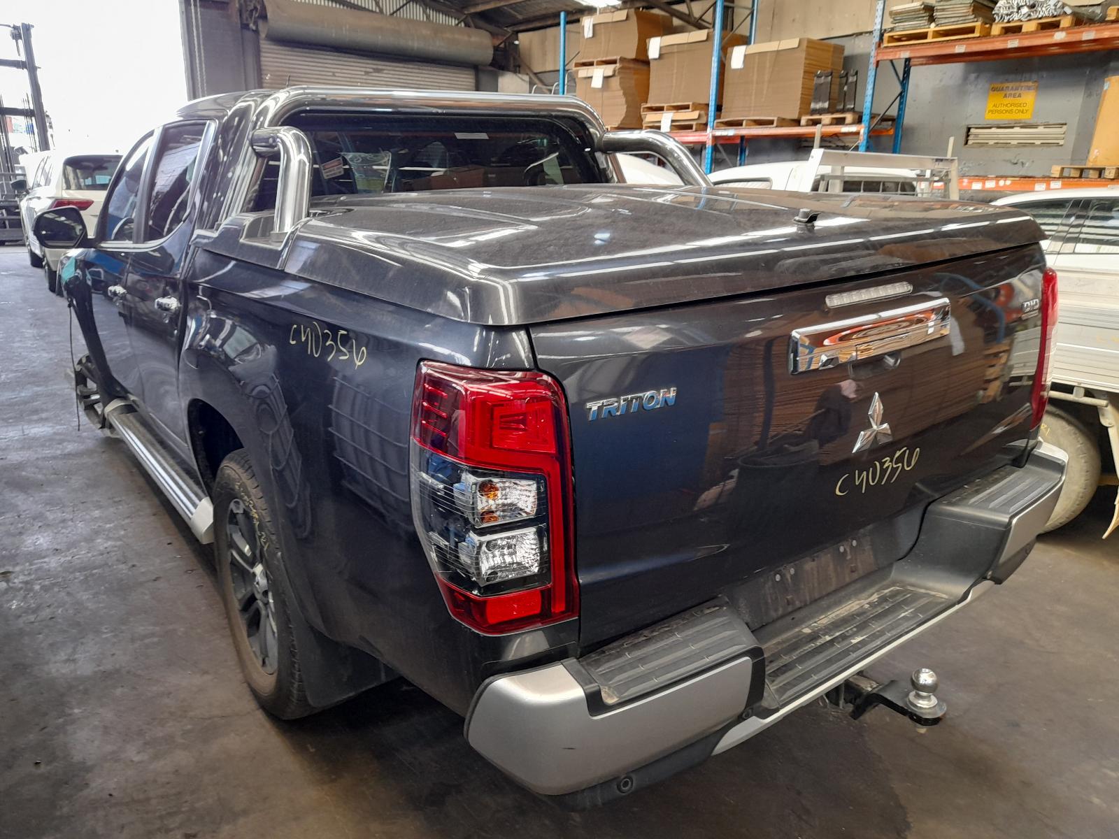 View Auto part Sunvisor Mitsubishi Triton 2020
