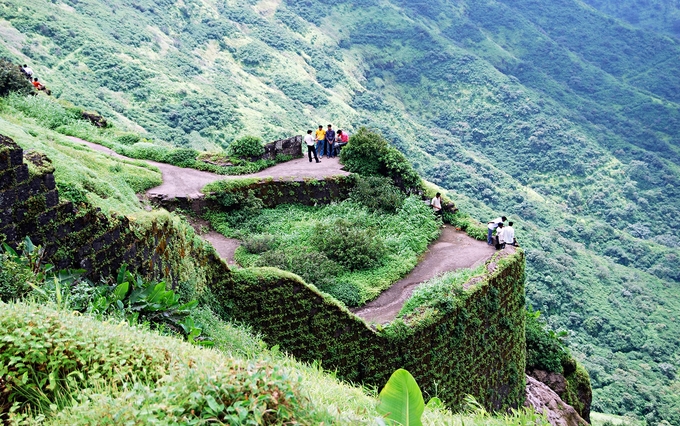 Monsoon treks to Sinhagad Pune