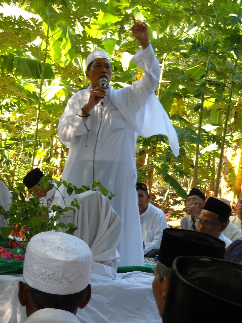 Acara Ziaroh Kubuh di Makan Syekh Alimuddin. (Foto Dokumentasi Dalam Rangka Haul Sesepuh Pondok Pesantren Al-Mubarokah Serta Khitanan Massal Anak Yatim Piatu dan Dhu'afah Tahun 2016)