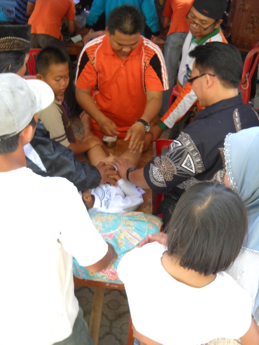 (Foto Dokumentasi Dalam Rangka Haul Sesepuh Pondok Pesantren Al-Mubarokah Serta Khitanan Massal Anak Yatim Piatu dan Dhu'afah Tahun 2016)