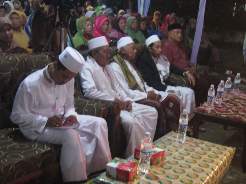 (Foto Dokumentasi Dalam Rangka Haul Sesepuh Pondok Pesantren Al-Mubarokah Serta Khitanan Massal Anak Yatim Piatu dan Dhu'afah Tahun 2016)