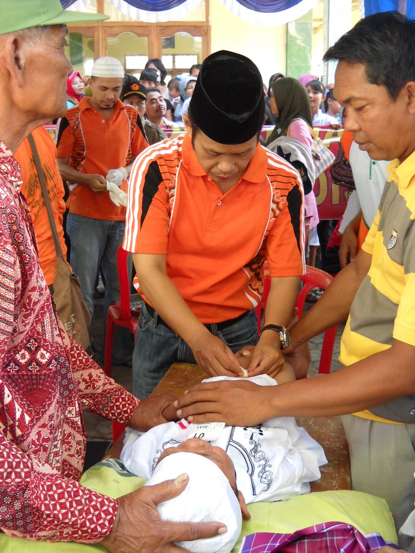(Foto Dokumentasi Dalam Rangka Haul Sesepuh Pondok Pesantren Al-Mubarokah Serta Khitanan Massal Anak Yatim Piatu dan Dhu'afah Tahun 2016)