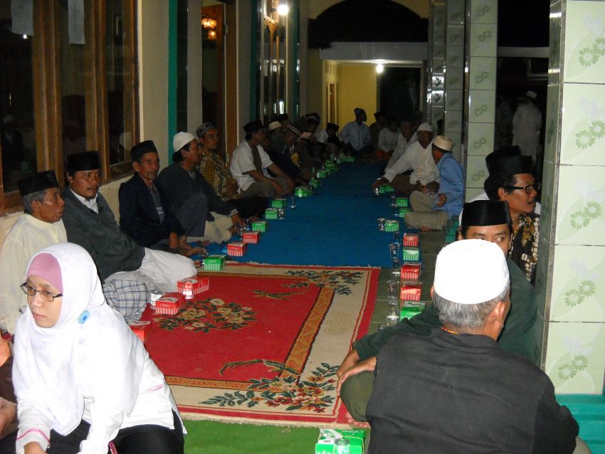 (Foto Dokumentasi Dalam Rangka Haul Sesepuh Pondok Pesantren Al-Mubarokah Serta Khitanan Massal Anak Yatim Piatu dan Dhu'afah Tahun 2016)