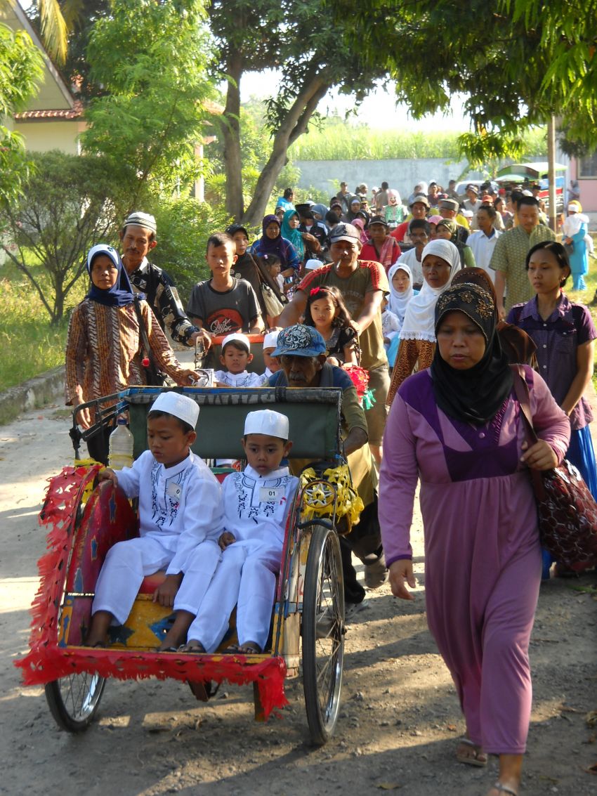 (Foto Dokumentasi Dalam Rangka Haul Sesepuh Pondok Pesantren Al-Mubarokah Serta Khitanan Massal Anak Yatim Piatu dan Dhu'afah Tahun 2016)