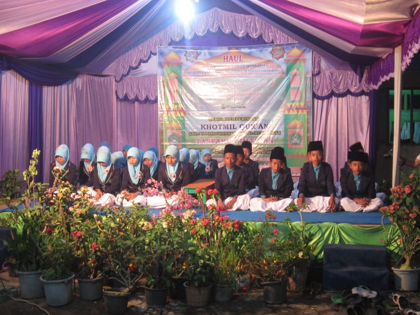 (Foto Dokumentasi Dalam Rangka Haul Sesepuh Pondok Pesantren Al-Mubarokah Serta Khitanan Massal Anak Yatim Piatu dan Dhu'afah Tahun 2016)