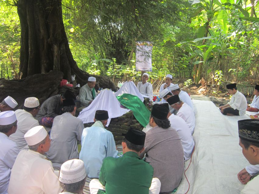 (Foto Dokumentasi Dalam Rangka Haul Sesepuh Pondok Pesantren Al-Mubarokah Serta Khitanan Massal Anak Yatim Piatu dan Dhu'afah Tahun 2016)