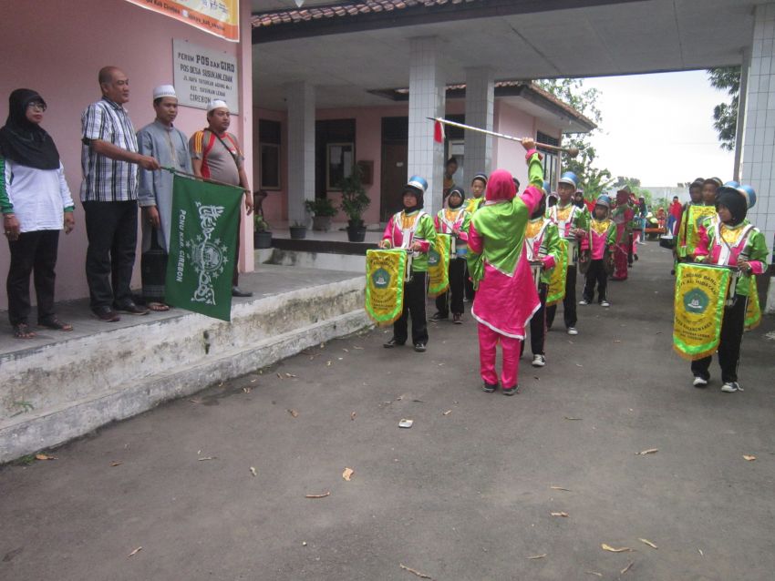 Acara Karnaval Bersama dengan Anak Yatim Piatu dengan di Iringi 3 Grup MarchingBand, Star dari Kantor kecamatan Finiesnya di Asrama Putra Pondok Pesantren Al - Mubarokah