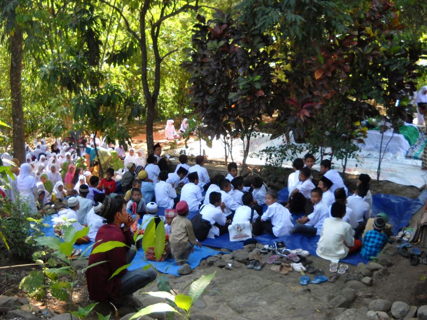 (Foto Dokumentasi Dalam Rangka Haul Sesepuh Pondok Pesantren Al-Mubarokah Serta Khitanan Massal Anak Yatim Piatu dan Dhu'afah Tahun 2016)