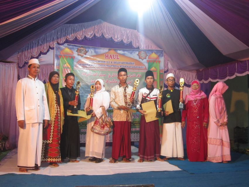 (Foto Dokumentasi Dalam Rangka Haul Sesepuh Pondok Pesantren Al-Mubarokah Serta Khitanan Massal Anak Yatim Piatu dan Dhu'afah Tahun 2016)