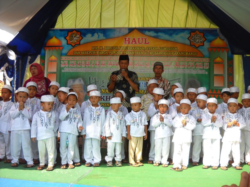 (Foto Dokumentasi Dalam Rangka Haul Sesepuh Pondok Pesantren Al-Mubarokah Serta Khitanan Massal Anak Yatim Piatu dan Dhu'afah Tahun 2016)