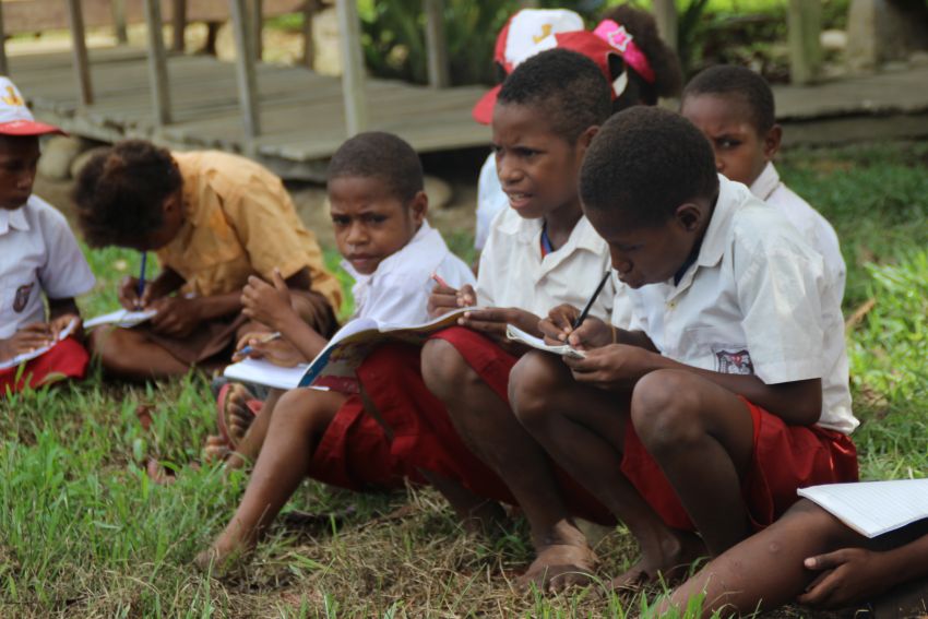 Siswa belajar di halaman sekolah