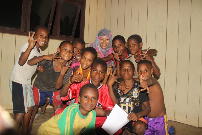 Senyum ceria anak Iwur dalam mengikuti kegiatan belajar bersama