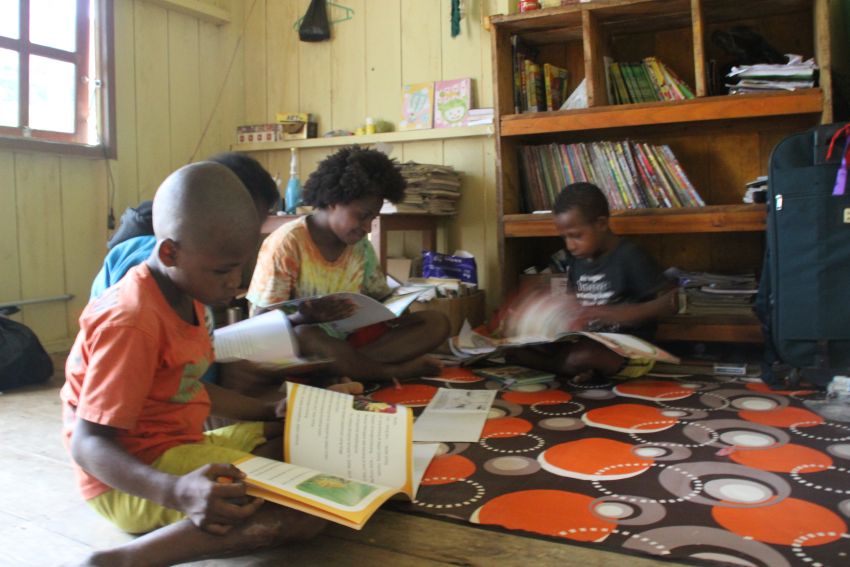Siswa membaca buku cerita di perpustakaan guru SM3T