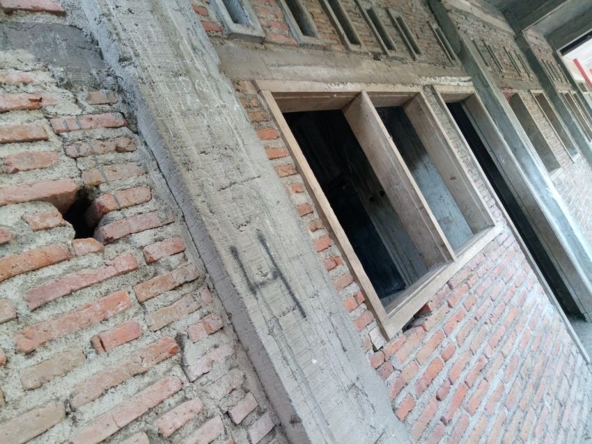 Tampak dekat gedung yang terhenti pembangunannya