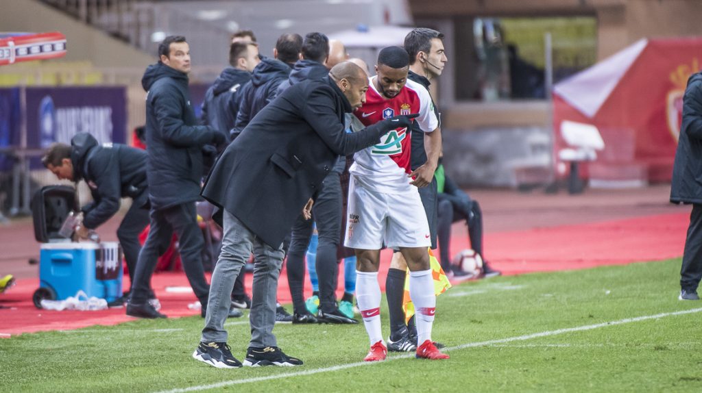 Thierry Henry sedang memberikan arahan kepada anak asuhannya