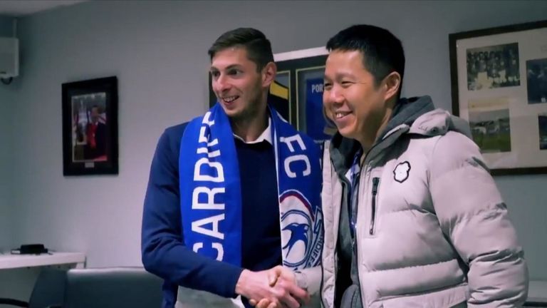 Emiliano Sala saat menandatangani kontrak dengan Cardiff City