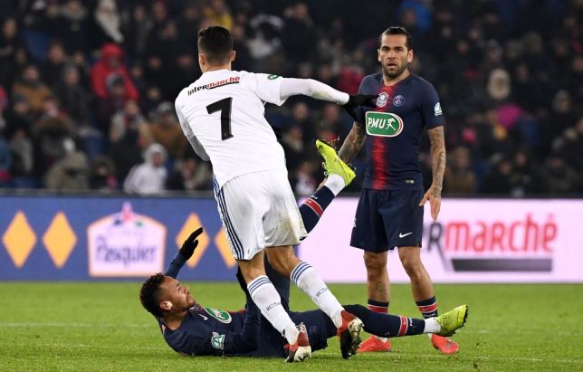 Momen saat Neymar dilanggar di laga melawan Strasbourg