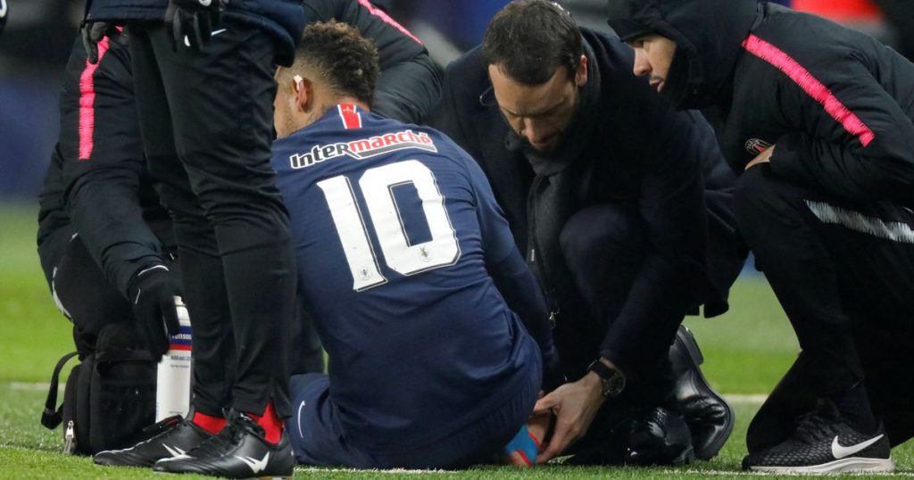Neymar sedang mendapatkan perawatan oleh tim medis